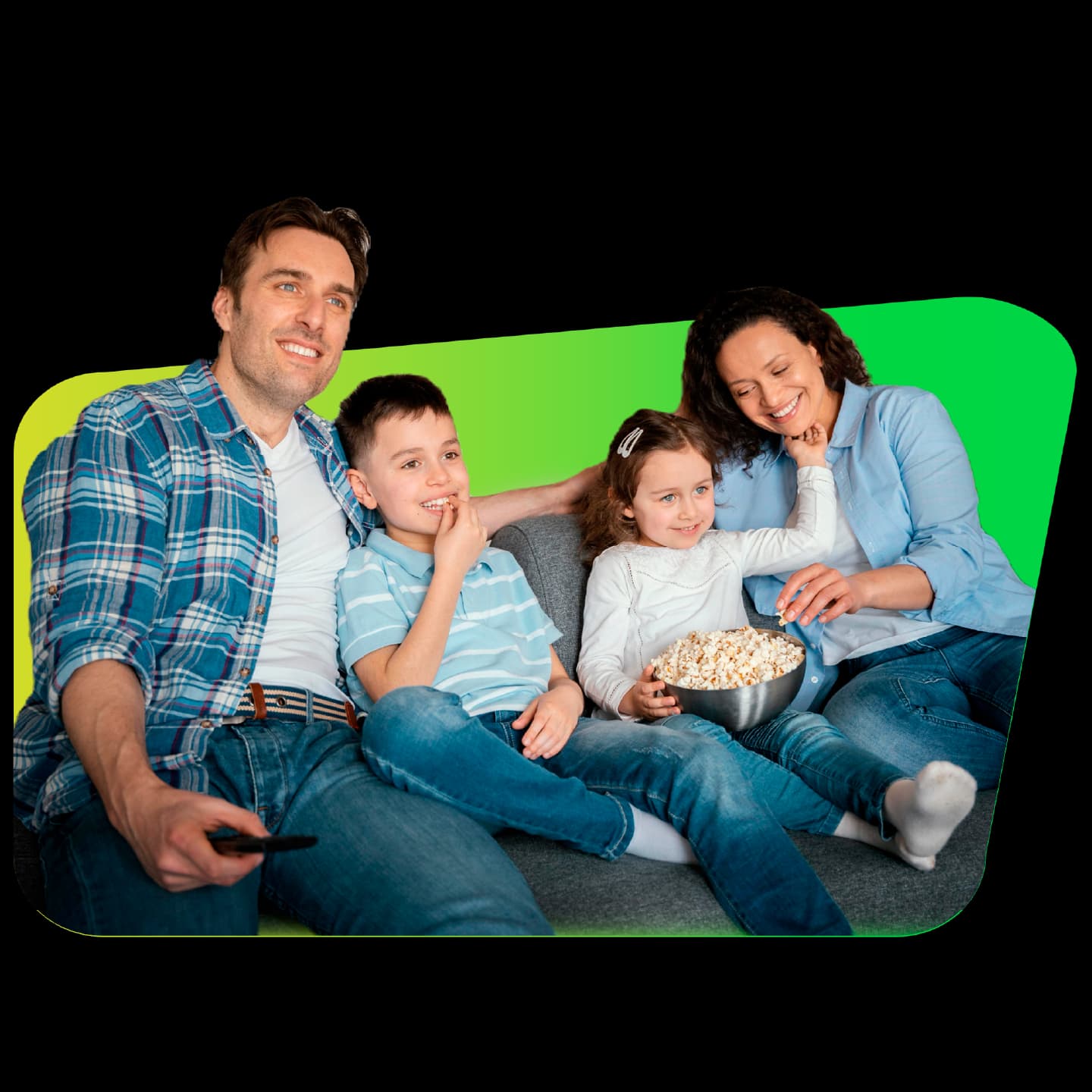 Família feliz reunida no sofá